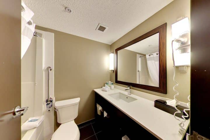 Room 28 of 108