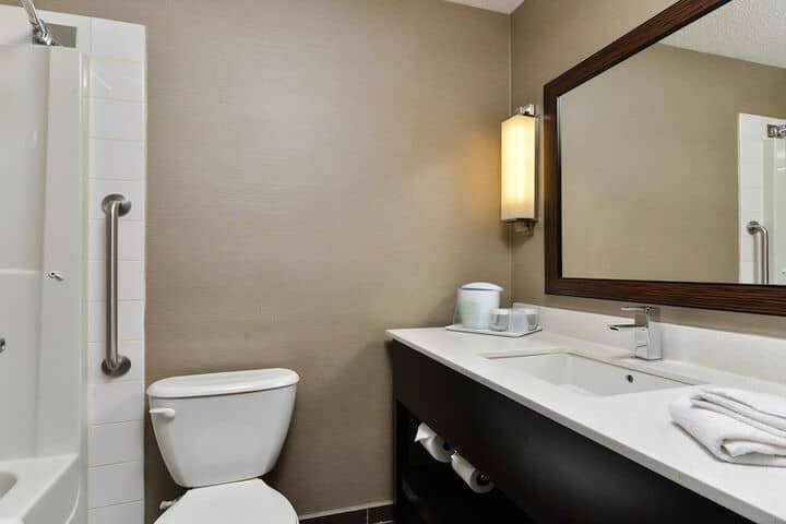Room 4 of 108