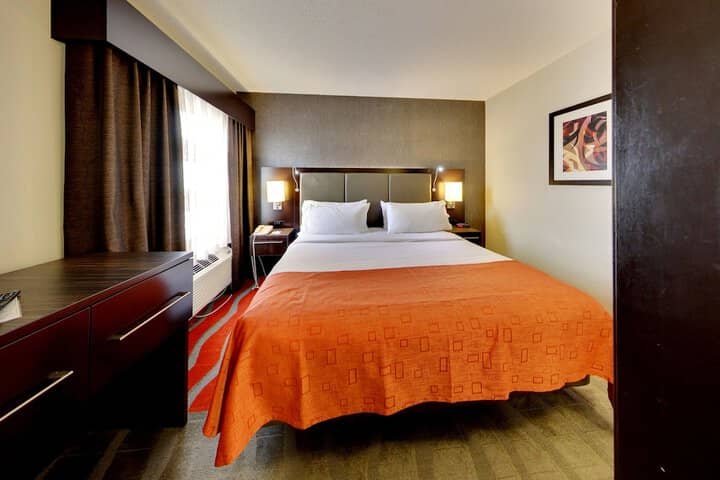 Room 27 of 108