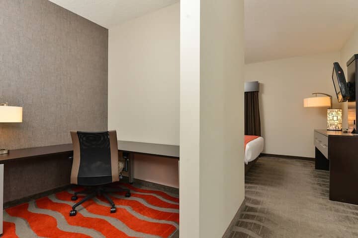 Room 3 of 108